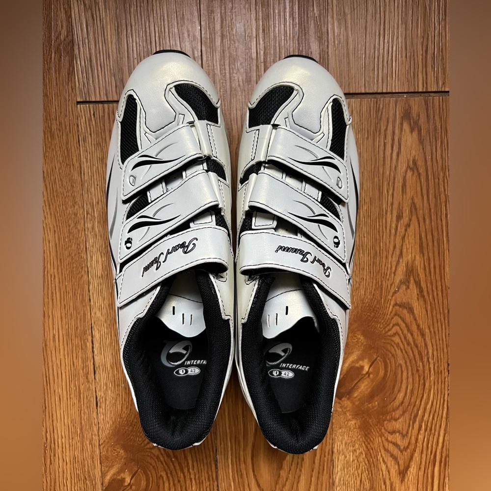 WHITE DELTA CLIP CYCLING SHOES. Great condition!